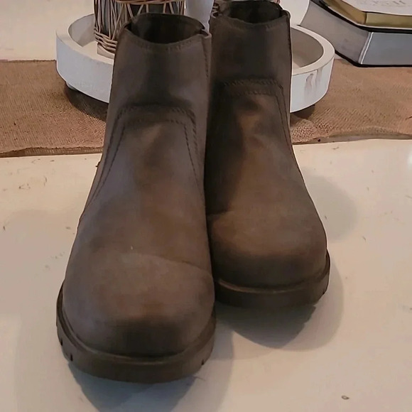 Amazon Essentials Brown Anle Boots - Picture 2 of 4